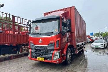 东风柳汽 新乘龙M3中卡 185马力 4X2 6.75米排半厢式载货车(国五) 单桥 玉柴二手载货车 黄牌