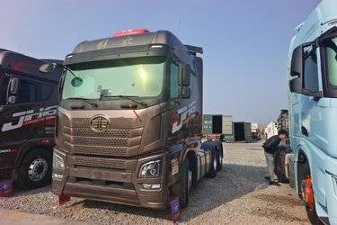 青岛解放 JH6重卡 领航版 560马力 6X4牵引车(国六) 双驱 锡柴二手牵引车 黄牌