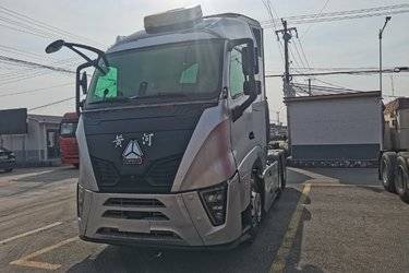 中国重汽 黄河 X7重卡 570马力 6X4 AMT自动挡牵引车(国六) 双驱 曼二手牵引车 黄牌