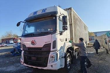 二手东风柳汽 乘龙H5 260马力 4X2 9.7米厢式载货车(国六) 单桥 东风康明斯二手载货车 黄牌