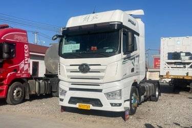 二手一汽解放 J7重卡 560马力 4X2 AMT自动挡牵引车(国六)(液缓)(国六) 单桥 锡柴二手牵引车 黄牌