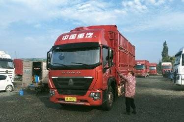 中国重汽HOWO G5X中卡 220马力 6.75米排半仓栅式载货车(国六) 单桥 潍柴二手载货车 黄牌