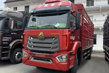 中国重汽 豪沃N5G中卡 250马力 4X2 6.75米仓栅式载货车(国六) 单桥 曼二手载货车 黄牌