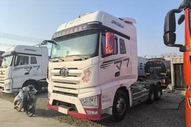 二手一汽解放 J7重卡 豪华型 550马力 6X4 AMT自动挡牵引车(火焰红)(国五) 双驱 锡柴二手牵引车 黄牌图片