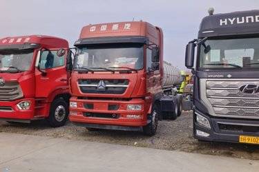 中国重汽成都商用车 斯太尔D7M重卡 440马力 6X4 LNG牵引车(国六) 双驱 曼二手牵引车 黄牌