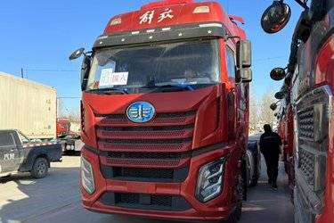 一汽解放 J6V重卡 520马力 6X4 AMT自动挡牵引车(国六) 双驱 锡柴二手牵引车 黄牌