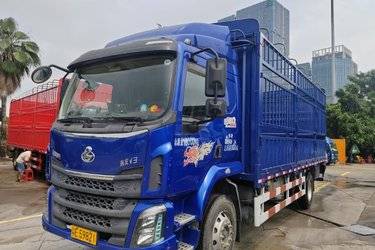 东风柳汽 新乘龙M3中卡 180马力 4X2 6.8米仓栅式载货车(国五) 单桥 玉柴二手载货车 黄牌