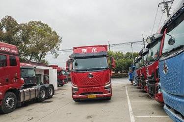 东风柳汽 乘龙H5V 290马力 4X2 9.8米AMT自动档厢式载货车(国六) 单桥 玉柴二手载货车 黄牌