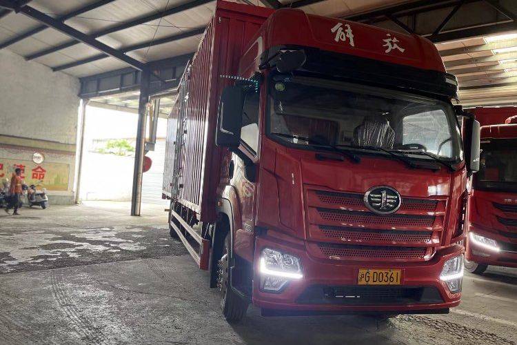 二手青岛解放 270马力 载货车