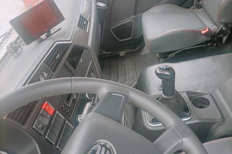 二手青岛解放 270马力 载货车
