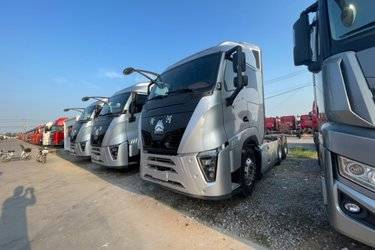 中国重汽 黄河 X7重卡 570马力 6X4 AMT自动挡牵引车(国六) 双驱 曼二手牵引车 黄牌