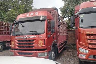 二手青岛解放 龙VH中卡 220马力 6X2 6.7米仓栅式载货车(国五) 前四后四 锡柴二手载货车 黄牌