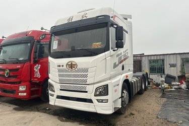 二手青岛解放 JH6重卡 520马力 6×4 自动挡牵引车(国六) 双驱 潍柴二手牵引车 黄牌图片