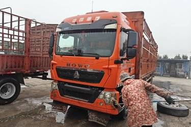 二手中国重汽 HOWO TX 330马力 6X2 9.6米AMT自动挡仓栅式载货车(国六) 前四后四 曼二手载货车 黄牌