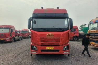 二手青岛解放JH6 7L柴油 300马力 法士特10档 6.7米排半仓栅式载货车(国六) 单桥 锡柴二手载货车 黄牌