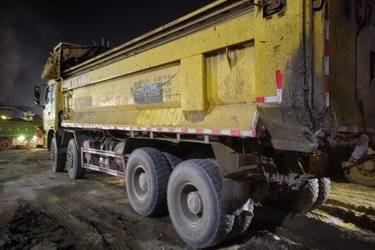 二手福田 欧曼新ETX 9系重卡 430马力 8X4 7.4米自卸车(国五) 前四后八 潍柴二手自卸车 黄牌图片