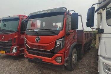 二手大运 祥龙 230马力 6.75米排半栏板载货车(国六) 前四后四 云内动力二手载货车 黄牌