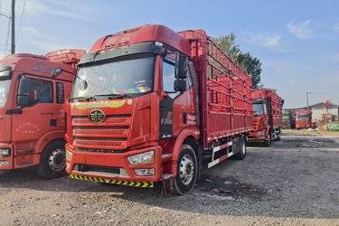 二手一汽解放 J6L中卡 尊享版 260马力 4X2 6.75米仓栅式载货车(国六) 单桥 锡柴二手载货车 黄牌图片