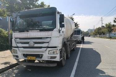 二手中国重汽 HOWO 380马力 6X4 4.15方混凝土搅拌车(国五) 后八轮 朝柴二手搅拌车图片