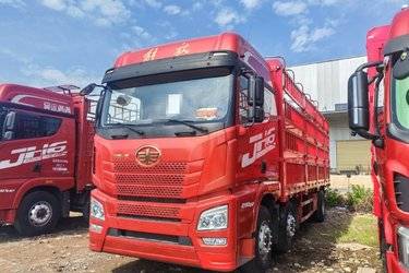 二手青岛解放 JH6重卡 领航版2.0 290马力 6X2 7.7米仓栅式载货车(国五) 前四后四 锡柴二手载货车 黄牌图片