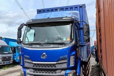 二手东风柳汽 新乘龙M3中卡 180马力 4X2 8.3米厢式载货车(国五) 单桥 玉柴二手载货车 黄牌