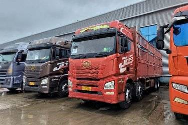 二手青岛解放 JH6重卡 350马力 8X4 9.5米仓栅式载货车(国五) 前四后八 潍柴二手载货车 黄牌图片