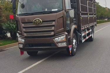 二手一汽解放 J6L中卡 精英版 260马力 4X2 6.75米仓栅式载货车(国六) 单桥 锡柴二手载货车 黄牌图片