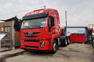 二手上汽红岩 杰狮C500重卡 北方版 520马力 6X4牵引车(国五) 双驱 南京依维柯二手牵引车 黄牌图片