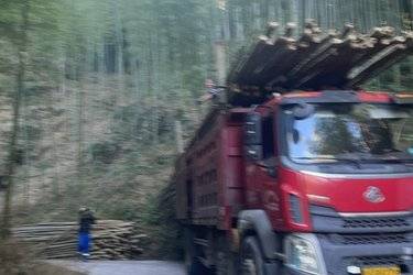 二手东风柳汽 乘龙H5 245马力 6X2 5.6米自卸车(国六) 前四后四 东风二手自卸车 黄牌图片