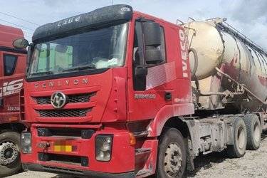 二手上汽红岩 杰狮M500重卡 标载版 430马力 6X4牵引车(国五) 双驱 上菲红二手牵引车 黄牌图片