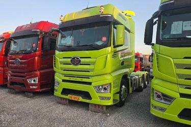 二手一汽解放 J7重卡 620马力 6X4 AMT自动挡牵引车(带液缓)(国六) 双驱 锡柴二手牵引车 黄牌图片