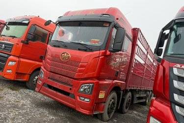 二手青岛解放 JH6 智尊版2.0 南方款 560马力 8X4 9.5米AMT自动档仓栅式载货车(国六) 前四后八 锡柴二手载货车 黄牌