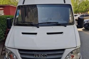 二手依维柯 新DAILY 170马力 双排封闭厢式货车底盘(国五)二手封闭货车后驱图片