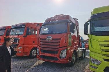 二手一汽解放 J6V重卡 560马力 6X4牵引车(国六) 双驱 锡柴二手牵引车 黄牌图片