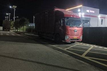 二手青岛解放 JK6中卡 220马力 4X2 6.2米厢式载货车(国六) 单桥 大柴二手载货车 黄牌