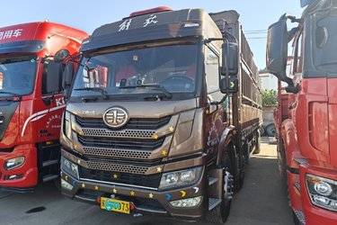 二手青岛解放 悍V重卡 260马力 6X2 9.5米仓栅式载货车(国五) 前四后四 锡柴二手载货车 黄牌