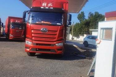 二手解放J6L 经典版 5.2L柴油 260马力 4X2 一汽解放8档 9.6米排半厢式载货车(国六) 单桥 东风二手载货车 黄牌