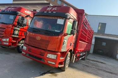 二手一汽解放 J6L中卡 2020款 领航版 240马力 4X2 6.75米仓栅式载货车(国五) 单桥 锡柴二手载货车 黄牌图片