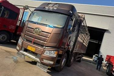 二手一汽解放 J6P 精英版 320马力 6X2 7.7米仓栅式载货车(国六) 前四后四 锡柴二手载货车 黄牌图片