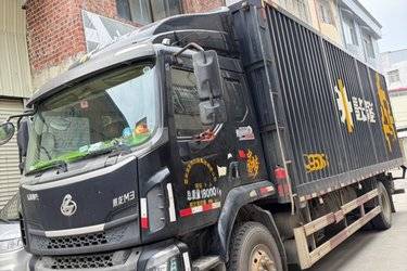 二手东风柳汽 乘龙M3中卡 180马力 4X2 7.65米厢式载货车(国五) 单桥 玉柴二手载货车 黄牌