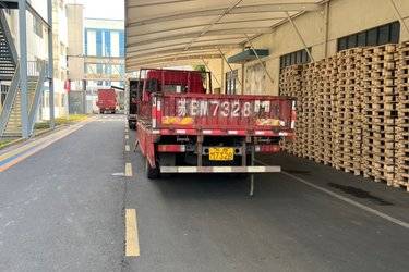 二手青岛解放 陆V 180马力 4x2 载货车底盘(国五) 单桥 锡柴二手载货车 黄牌图片