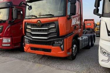 二手中国重汽 HOWO Max重卡 610马力 6X4 AMT自动档牵引车(国六) 双驱 潍柴二手牵引车 黄牌图片