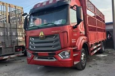 二手中国重汽 豪沃NX中卡 270马力 6X2 6.8米仓栅式载货车(国六) 前四后四 曼二手载货车 黄牌