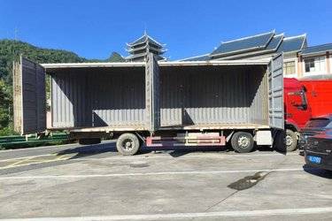 二手东风柳汽 乘龙H5 290马力 6X2 9.7米厢式载货车(国六) 前四后四 东风康明斯二手载货车 黄牌