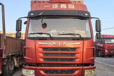 二手青岛解放 龙VH中卡 220马力 4X2 7.8米厢式载货车(国五) 单桥 锡柴二手载货车 黄牌