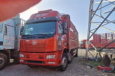 二手一汽解放 J6L中卡 240马力 6X2 7.7米仓栅式载货车(国五) 前四后四 锡柴二手载货车 黄牌