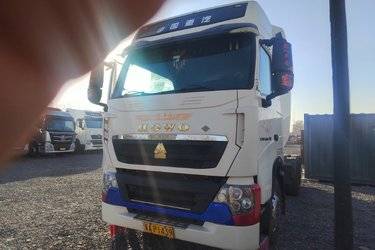 二手中国重汽 HOWO T7H重卡 440马力 6X4 LNG牵引车(国六) 双驱 曼二手牵引车 黄牌图片