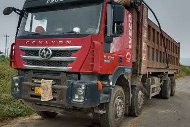 二手上汽红岩 杰狮C500重卡 450马力 8X4 8.5米自卸式垃圾车(国五) 前四后八 菲亚特二手自卸车 黄牌图片