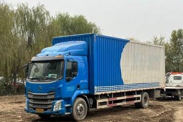 二手东风柳汽 新乘龙M3中卡 190马力 4X2 8.3米厢式载货车(国五) 单桥 玉柴二手载货车 黄牌