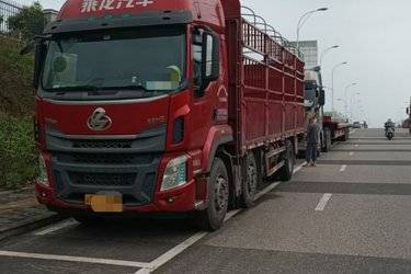 二手东风柳汽 乘龙H5中卡 290马力 6X2 7.8米仓栅式载货车(国五) 前四后四 东风二手载货车 黄牌